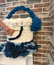 Load image into Gallery viewer, Friday Oct 30 11am The Loopy Snowman Basket Workshop

